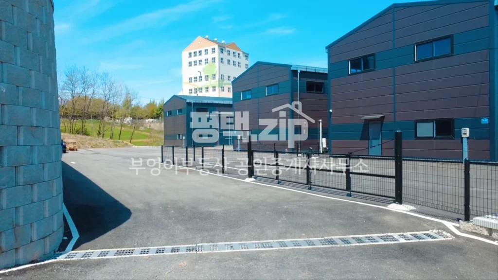 [안성시 공도읍 공장 매매] 준신축 소형 공장 매매 (No.20303) - 즉시입주가능 특징 - 상세 전경 - 확대 보기 2