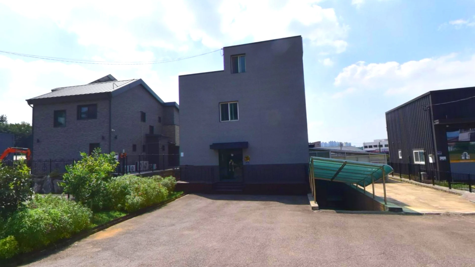 비공개: [안성시 원곡면 꼬마빌딩 매매] (No.10002) - 즉시입주가능 특징 - 상세 전경 - 리스트 썸네일 1